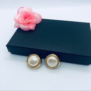 3/$10 Beautiful vintage gold and pearl earrings
